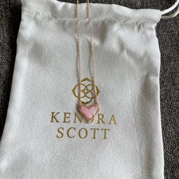 🔹️ Kendra Scott 🔹️Ari pink Heart Adjustable Length Pendant Necklace ✨️💕 - Picture 3 of 3